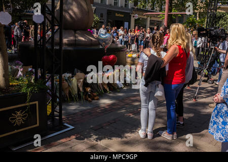 St Anne's Square, Manchester, Royaume-Uni. 22 mai, 2018. Les gens de la place Sainte-anne, Manchester commémorant le 1er anniversaire de la Manchester Arena bombardement. Crédit : Ian Walker/Alamy Live News Banque D'Images