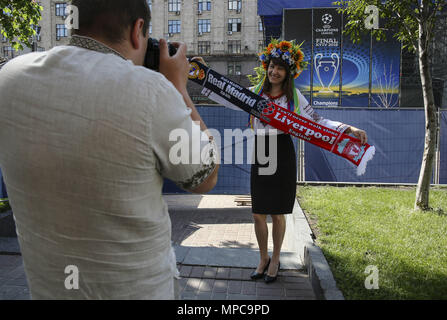 Kiev, Ukraine. 21 mai, 2018. Une femme pose avec un foulard pour une photo en face de l'UCLF fan zone scène principale à la place de l'Indépendance à Kiev le 21 mai 2018, dans la perspective de la finale de la Ligue des Champions 2018 match de football entre le Real Madrid et Liverpool FC le 26 mai au stade Olimpiyskiy. Credit : Sergii Kharchenko/ZUMA/Alamy Fil Live News Banque D'Images