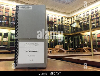 17 mars 2016, USA, New York : une boîte avec du matériel d'archives de l'écrivain Tom Wolfe debout dans la bibliothèque publique. L'auteur américain décédé à l'âge de 88 ans le 14 mai 2018. Photo : Christina Horsten/dpa Banque D'Images