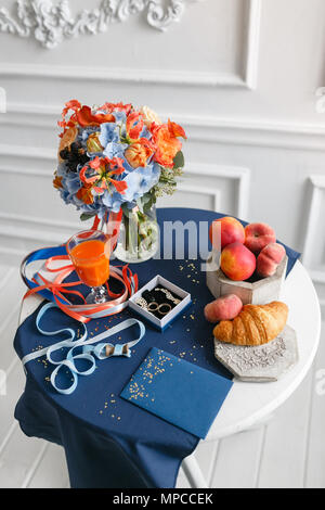 Couleur lumineuse et juteux mariage bouquet fleurs différentes. Bouquet de mariée moderne avec tulipes orange, rouge, bleu Hortensia gloriosa, Calla et BlackBerry. Le petit déjeuner Banque D'Images