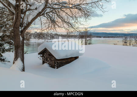 Paysage d'hiver en Tjåmotis avec montagnes en arrière-plan, le soleil brille sur les montagnes, l'eau du ruisseau avec open sky, avec de jolies couleurs reflétant dans t Banque D'Images