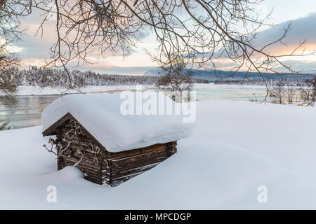 Paysage d'hiver en Tjåmotis avec montagnes en arrière-plan, le soleil brille sur les montagnes, l'eau du ruisseau avec open sky, avec de jolies couleurs reflétant dans t Banque D'Images