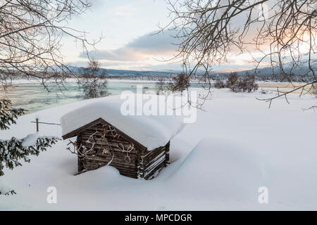 Paysage d'hiver en Tjåmotis avec montagnes en arrière-plan, le soleil brille sur les montagnes, l'eau du ruisseau avec open sky, avec de jolies couleurs reflétant dans t Banque D'Images