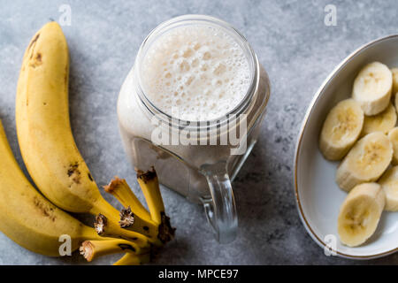 Voie Lactée Smoothie banane en pot Mason avec du lait (Milkshake). Boissons fraîches biologiques Banque D'Images