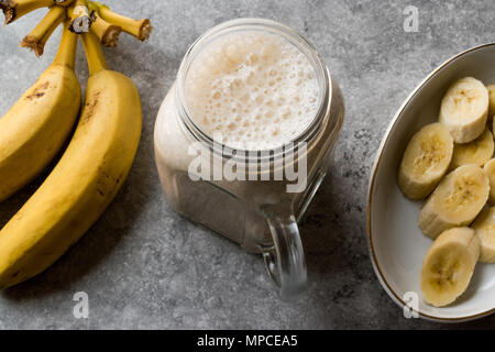 Voie Lactée Smoothie banane en pot Mason avec du lait (Milkshake). Boissons fraîches biologiques Banque D'Images