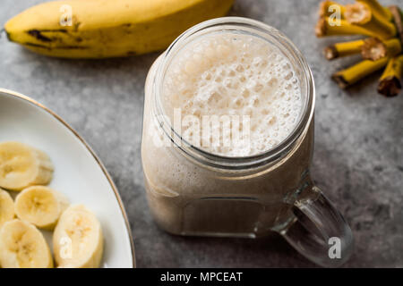 Voie Lactée Smoothie banane en pot Mason avec du lait (Milkshake). Boissons fraîches biologiques Banque D'Images