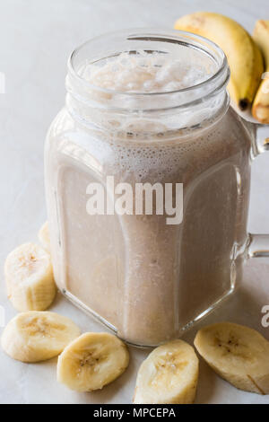 Voie Lactée Smoothie banane en pot Mason avec du lait (Milkshake). Boissons fraîches biologiques Banque D'Images