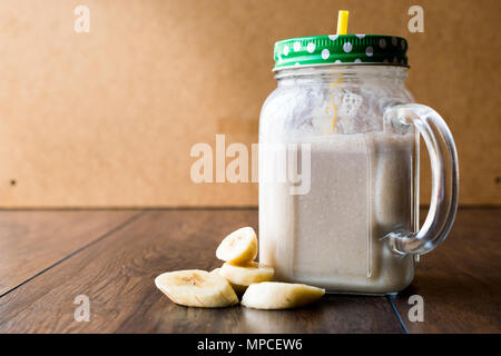 Voie Lactée Smoothie banane en pot Mason avec du lait (Milkshake). Boissons fraîches biologiques Banque D'Images