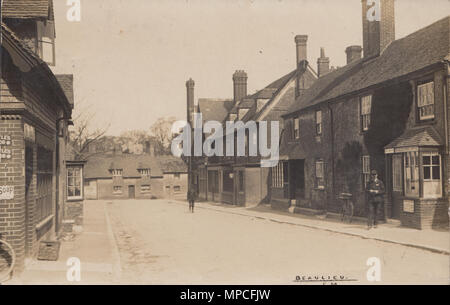 Vintage Real Photo de Beaulieu Bureau de poste et le facteur en 1909, Hampshire, England, UK Banque D'Images