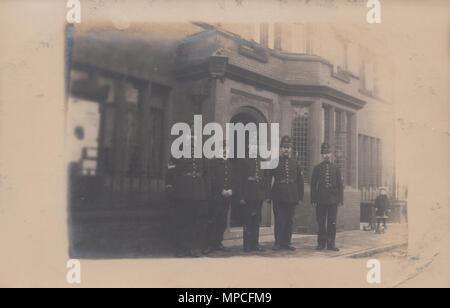 Vintage Carte postale photographique de policiers britanniques se tenait devant un poste de police. Posté à Liverpool. Peut-être la Police du Lancashire. Banque D'Images