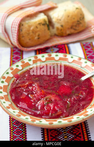 Ukrainienne traditionnelle soupe de betteraves rouges et de raviolis borsch Banque D'Images