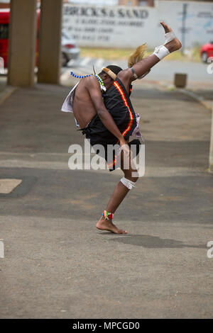 Danseuse traditionnelle zouloue à Kliptown, Soweto Banque D'Images