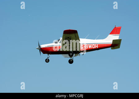 Piper PA28-161 Élève officier à l'aérodrome de Staverton, Gloucestershire, Royaume-Uni (G-BWOH) Banque D'Images