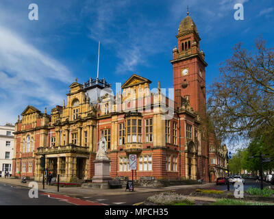 La Reine Victoria statue en face du magnifique hôtel de ville Royal Leamington Spa Warwickshire Angleterre UK Banque D'Images