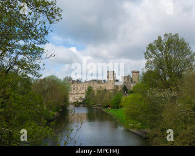 Afficher le long de la rivière Avon pour le magnifique château de Warwick Warwickshire Angleterre UK Banque D'Images