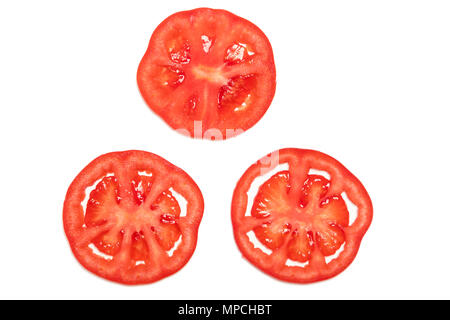 Tranche de tomate mûre rouge Vue de dessus isolé, concept fruits et légumes Banque D'Images