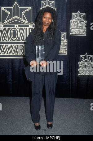 UNIVERSAL CITY, CA - le 30 janvier : L'actrice Whoopi Goldberg assiste à la première assemblée annuelle Movie Awards le 30 janvier 1991 à l'Universal Amphitheatre à Universal City, en Californie. Photo de Barry King/Alamy Stock Photo Banque D'Images