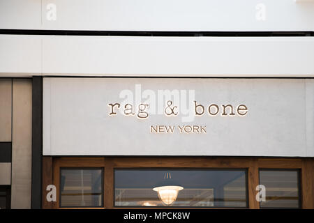 Philadelphie, Pennsylvanie, le 19 mai 2018 : Rag & Bone Logo sur Store/signe. Banque D'Images