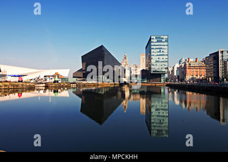 Les bâtiments du front de mer de Liverpool reflète dans les eaux calmes de Canning Dock sur un beau matin d'été. Banque D'Images