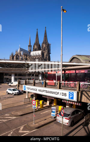 L'Europe, l'Allemagne, Cologne, l'entrée dans le garage souterrain à la gare principale, la cathédrale. Europa, Deutschland, Koeln, Einfahrt zur Tiefgarage Banque D'Images