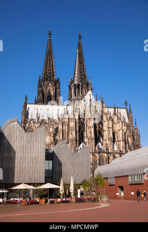 Allemagne, Cologne, la cathédrale et le Musée Ludwig. Deutschland, Koeln, Der Dom und das Museum Ludwig. Banque D'Images