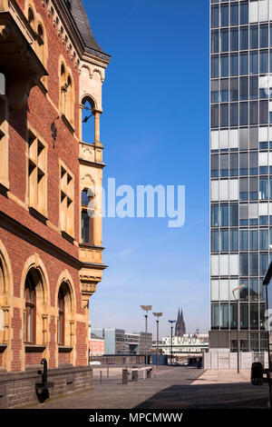 Allemagne, Cologne, vue depuis le port de Rheinau, de la cathédrale, sur la gauche l'ancien bureau de capitaines de port, sur la droite la grue sud par arc Banque D'Images