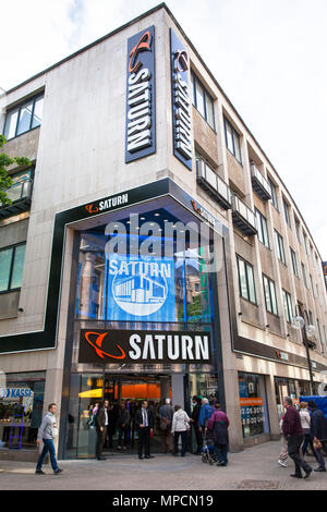 Allemagne, Cologne, l'electronics store Saturne sur la rue commerçante Hohe Strasse. Deutschland, Koeln, der Elektrofachmarkt Fussgaenge in der Saturn Banque D'Images