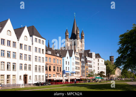 Allemagne, Cologne, maisons de la vieille partie de la ville à la frankenwerft, eglise st martin brut.. Deutschland, Koeln, haeuser in der Altstadt an der Banque D'Images