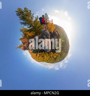 Backpacker en haut d'une chute de roches, à l'aube. degré sphérique panorama 360 180 petite planète. Banque D'Images