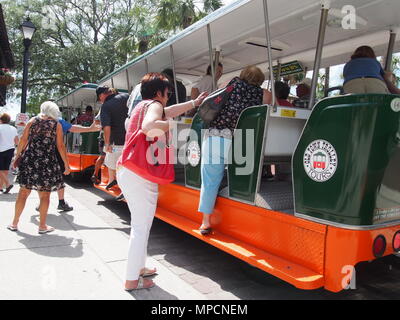 Les touristes hopping sur et hors de l'Old Town Trolley à Saint Augustine, Florida, USA, 2018, © Katharine Andriotis Banque D'Images