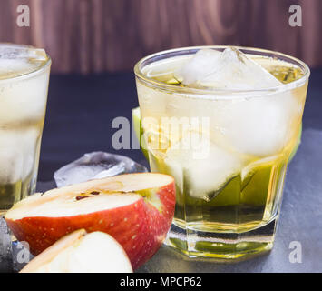 Cidre de pomme, cidre de pomme d'été rafraîchissantes boissons de jus de pomme fermenté Banque D'Images