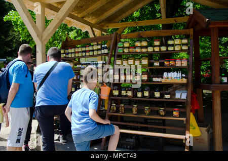 Sokobanja, la Serbie, le 02 mai 2018 : le miel en pots de verre et d'autres produits en vente sur les étagères en bois en plein air, lieu touristique rustique Sokobanja Banque D'Images