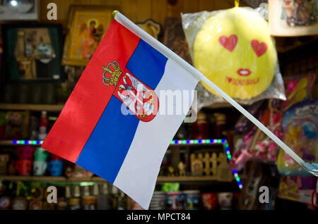 Sokobanja, la Serbie, le 02 mai 2018 : magasin traditionnel en plein air avec drapeau serbe et divers produits et petits souvenirs faits à la main à partir de bois en vente pour Banque D'Images