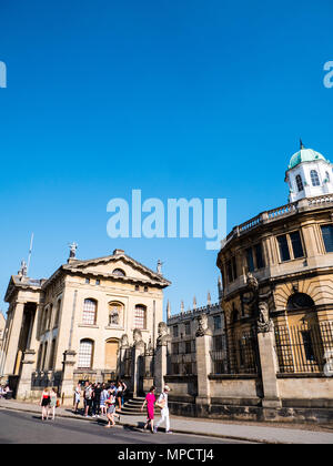 Les touristes à l'extérieur, le Clarendon Building, et le Sheldonian Theatre, de l'Université d'Oxford, Oxfordshire, UK, England, UK, FR. Banque D'Images