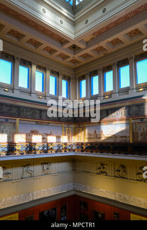 L'Egyptian balcon est au plus haut niveau de la Harris Museum à Preston Lancashire. Ce niveau du musée n'est pas generallay ouvert au public. Banque D'Images