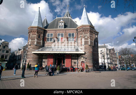 Amsterdam, Pays-Bas february-22-2015 De Waag est un bâtiment du xve siècle sur le Nieuwmarkt dans le centre-ville d'Amsterdam. Il était à l'origine une ville ga Banque D'Images