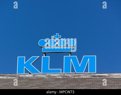 Amsterdam, Pays-Bas-octobre 10, 2015 : KLM signer au haut d'un immeuble à Amsterdam Banque D'Images