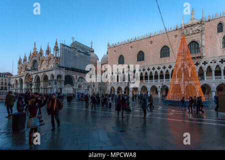 Venise, Italie - 02 janvier 2018 : l'arbre de Noël en face de Palazzo Ducale à la soirée Banque D'Images