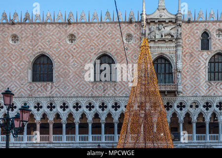 Venise, Italie - 02 janvier 2018 : l'arbre de Noël en face de Palazzo Ducale à la soirée Banque D'Images