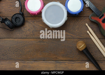 Vue de dessus de table d'instrument de musique de l'image aérienne contexte concept.Télévision objets laïcs outils jouet musical pour le développement des enfants sur le bois brun rustique moderne Banque D'Images