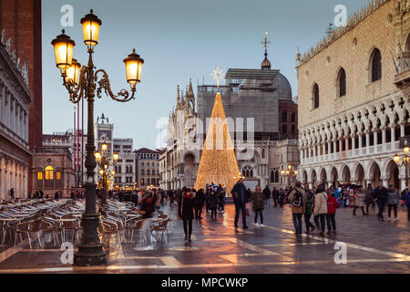 Venise, Italie - 02 janvier 2018 : l'arbre de Noël en face de Palazzo Ducale à la soirée Banque D'Images