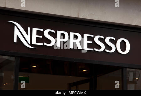 Amsterdam, Pays-Bas - 24 novembre 2015 : fo signe Nespresso Nespresso,a une longue durée de conservation du café moulu dans une petite capsule en aluminium Banque D'Images