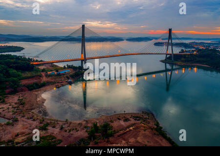 Vue aérienne du pont de Barelang une chaîne de six différents types de ponts qui relient les îles de Batam, Indonésie, au lever du soleil Banque D'Images