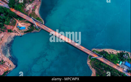 Vue aérienne du pont de Barelang une chaîne de six différents types de ponts qui relient les îles de Batam, Indonésie, au lever du soleil Banque D'Images