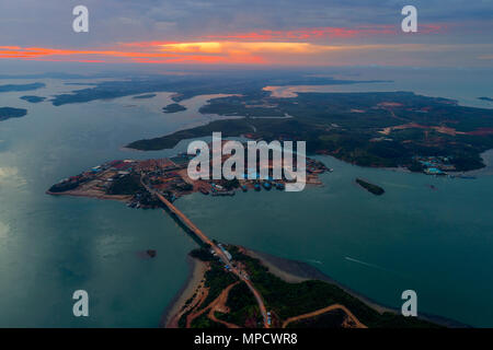 Vue aérienne du pont de Barelang une chaîne de six différents types de ponts qui relient les îles de Batam, Indonésie, au lever du soleil Banque D'Images