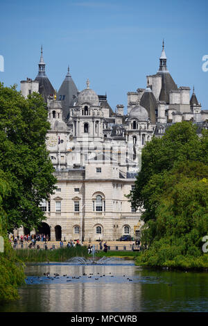 Horse Guards, Londres, de St James's Park avec lac et arbres. Personnes Banque D'Images