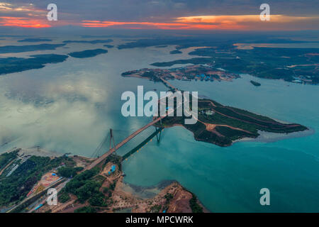 Vue aérienne du pont de Barelang une chaîne de six différents types de ponts qui relient les îles de Batam, Indonésie, au lever du soleil Banque D'Images