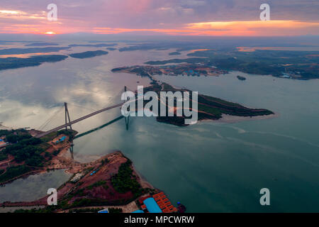 Vue aérienne du pont de Barelang une chaîne de six différents types de ponts qui relient les îles de Batam, Indonésie, au lever du soleil Banque D'Images