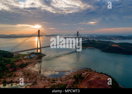 Vue aérienne du pont de Barelang une chaîne de six différents types de ponts qui relient les îles de Batam, Indonésie, au lever du soleil Banque D'Images