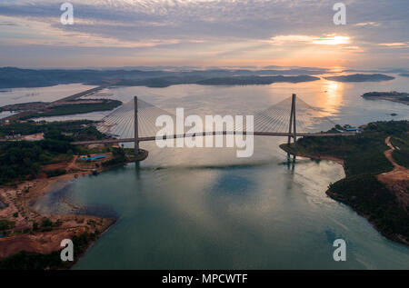 Vue aérienne du pont de Barelang une chaîne de six différents types de ponts qui relient les îles de Batam, Indonésie, au lever du soleil Banque D'Images